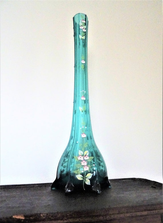 Vase avec fleurs et entrelacs bleus (peinture sur verre