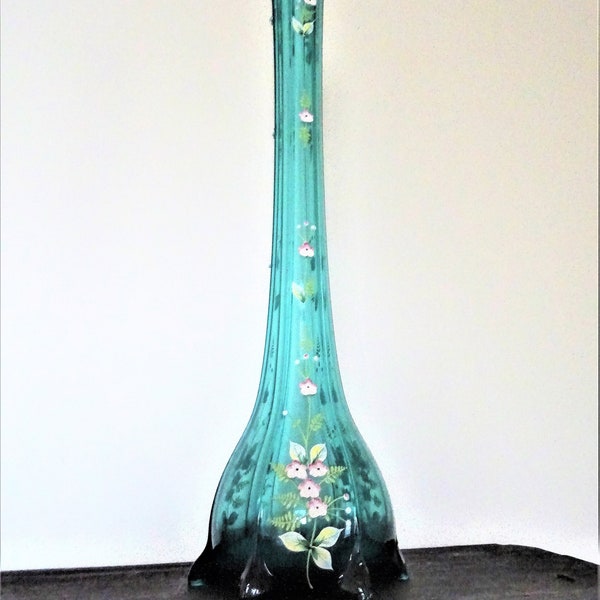 Grand vase soliflore en verre bleuté décoré de fleurs roses peintes en demi relief