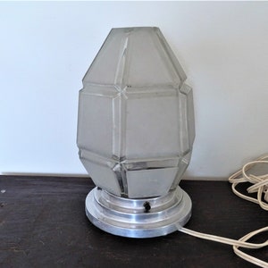 Art Deco Tischleuchte oder Deckenleuchte aus satiniertem Glas in geometrische Figuren geschnitten