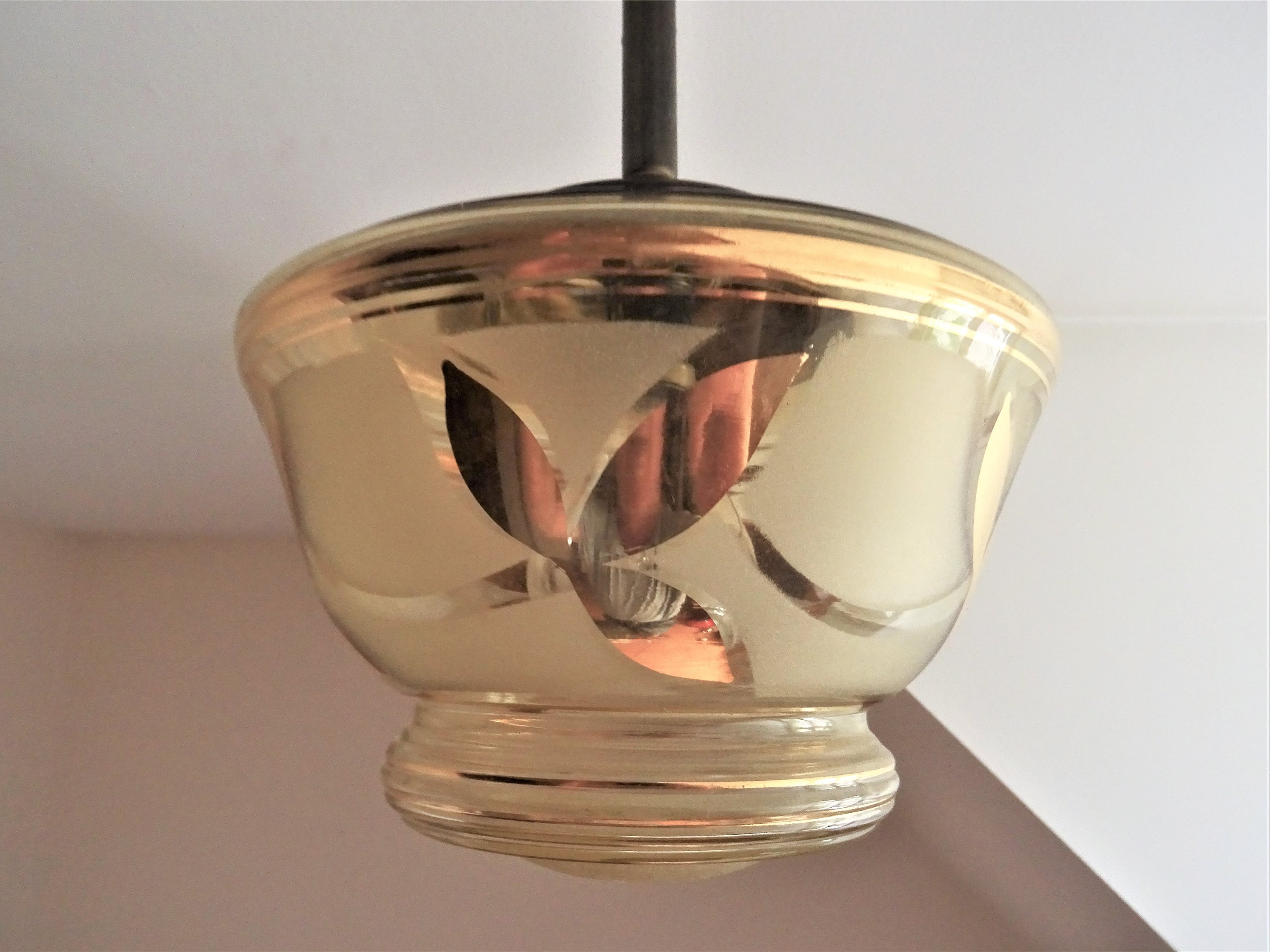 Suspension Années 1930 Monture Cuivrée Patinée et Globe Ambré Fleuri-Uminaire Fin Art Déco