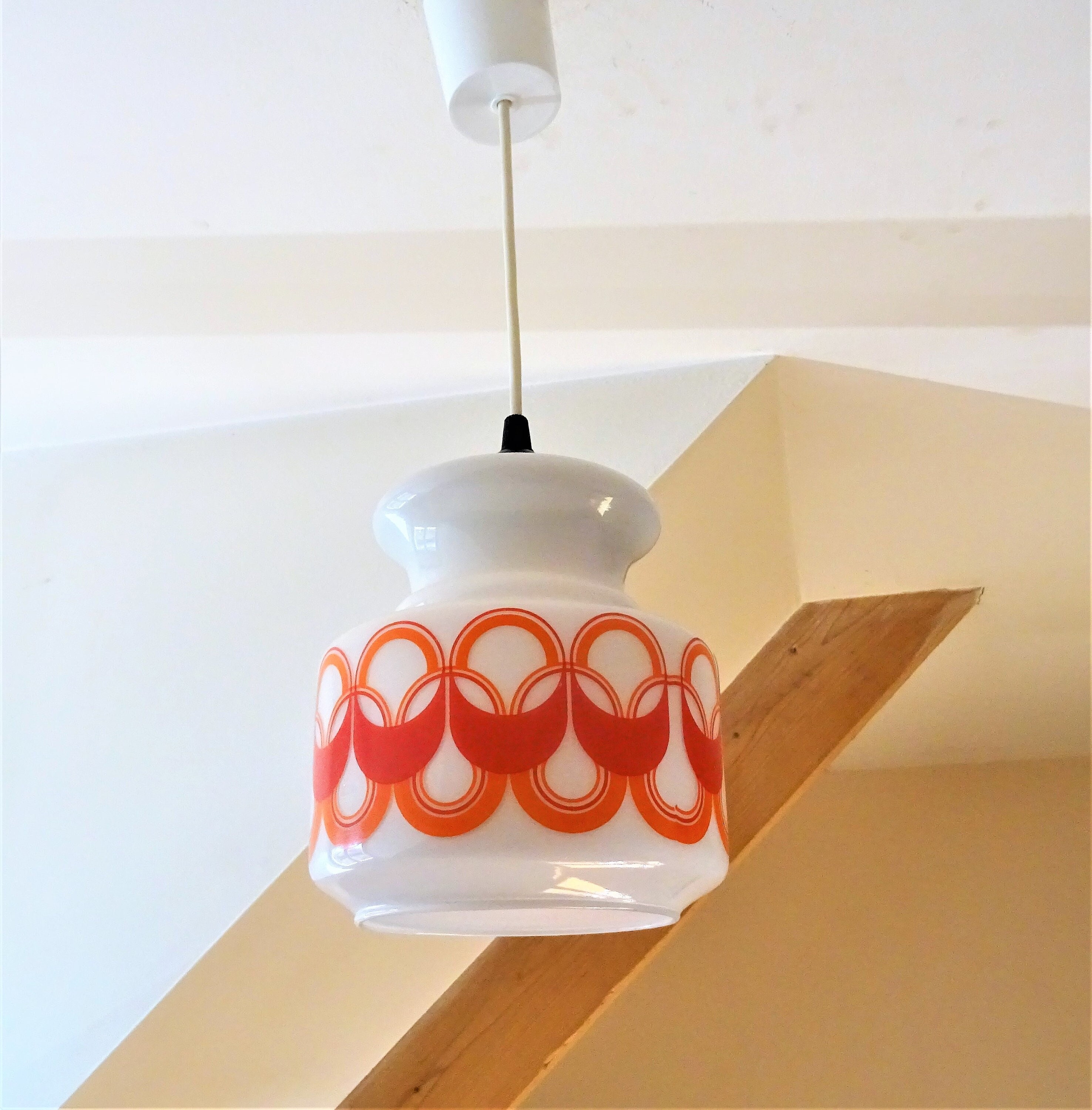 Petite Suspension 1970 Verre de Lait Décor Orange et Rouge-Lumiére Plafond