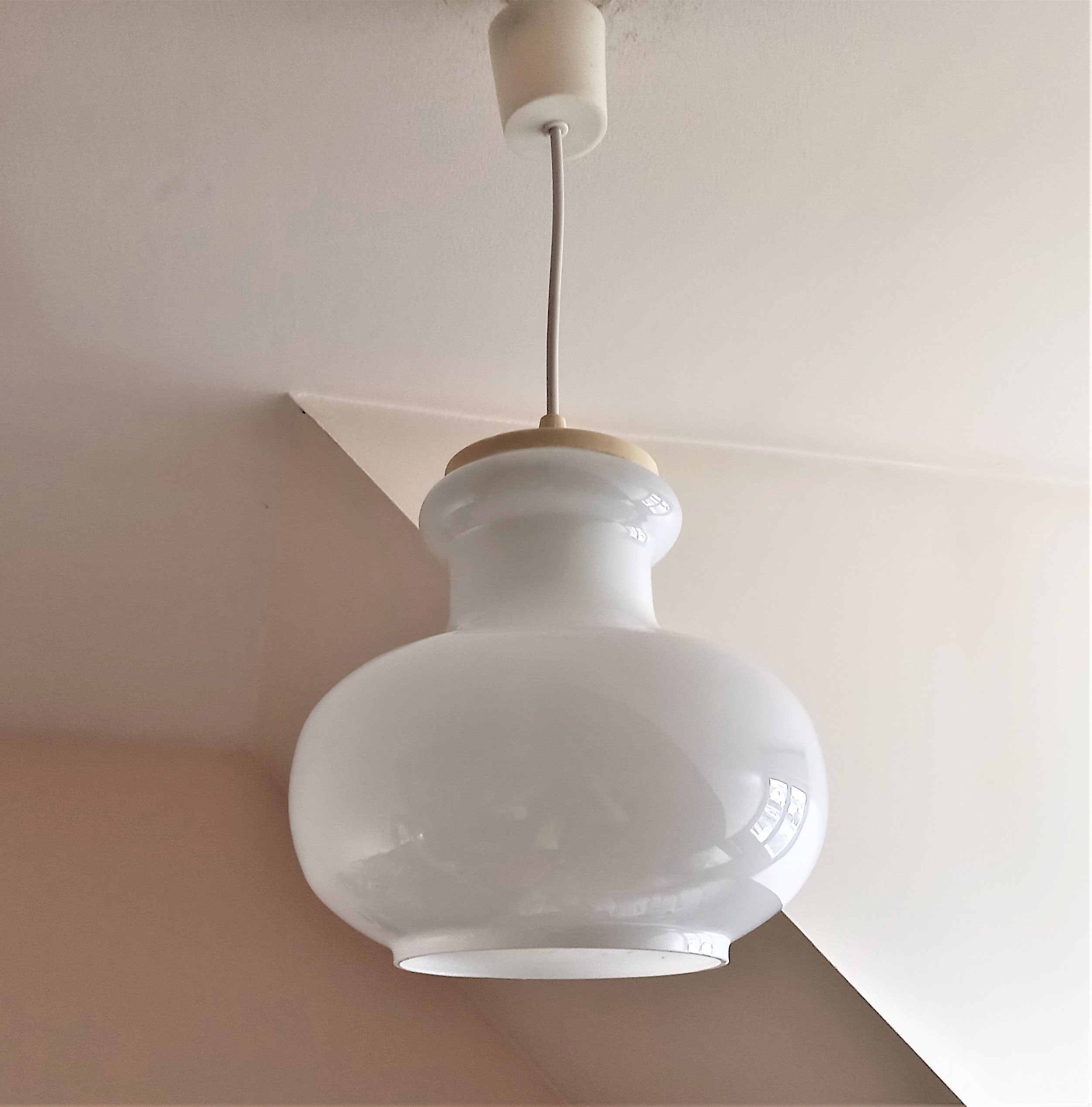 Lumière Ombre Moderniste Début 1970 en Verre de Lait