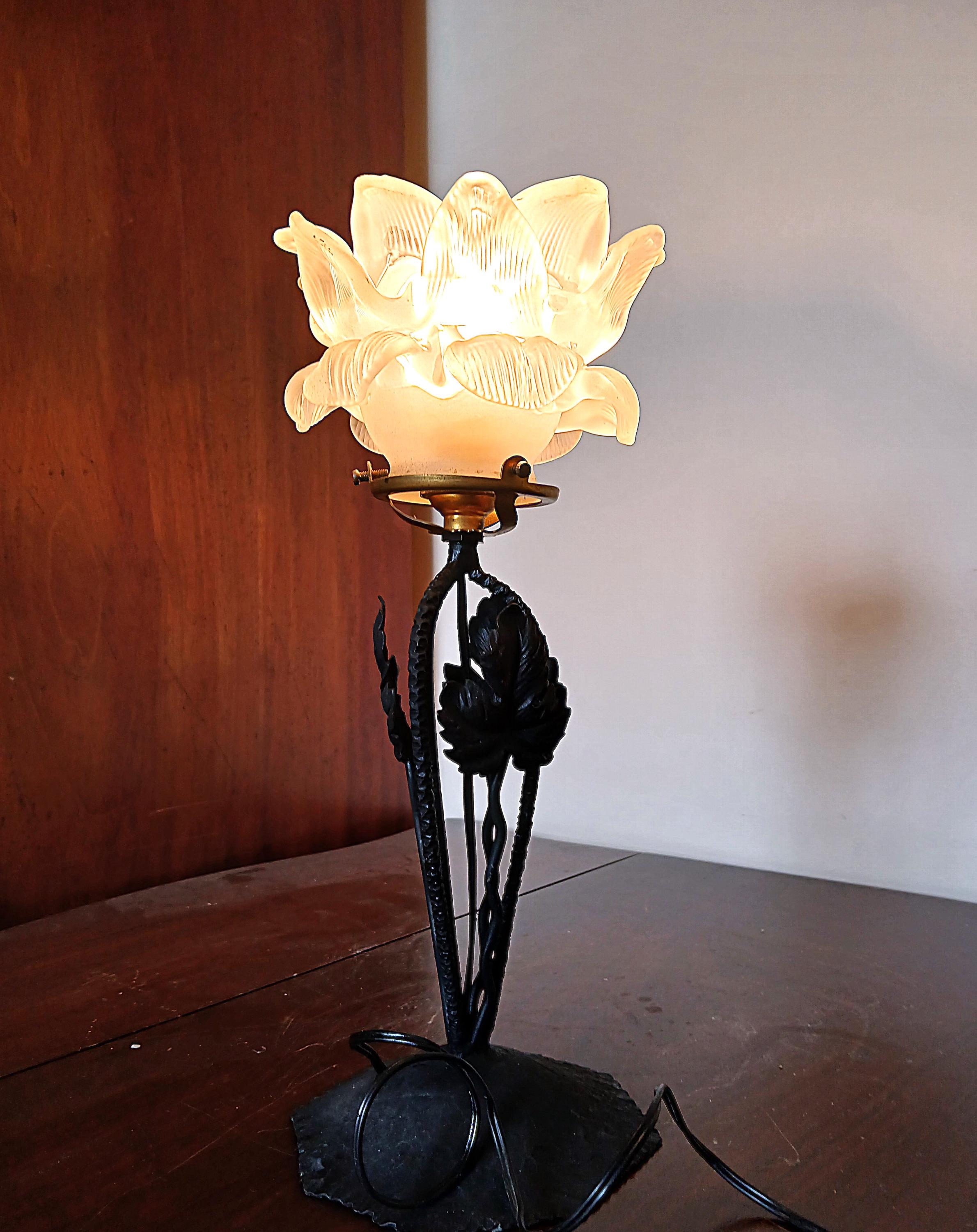 Réservé Kévin-Lampe de table Art Nouveau en fer forgé et rose en verre