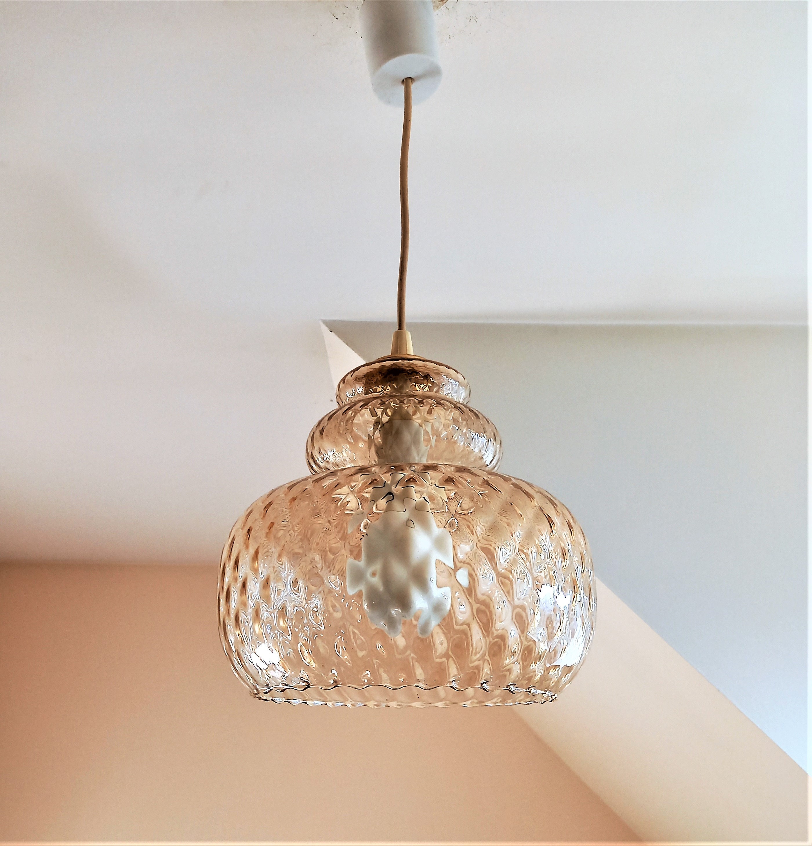 Suspension Ocre 1970 en Verre Irisé à Facettes