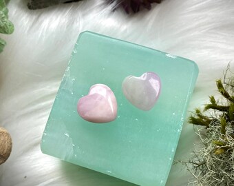 Set di cuori di cristallo Kunzite di 2, cristallo di kunzite lucido, set regalo di cristallo di 2, cuori di cristallo, cristalli dell'altare, doni spirituali