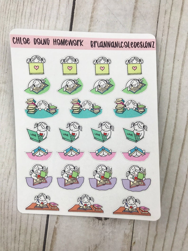 Puede incluir: Una hoja de pegatinas con ilustraciones de una ni&ntilde;a leyendo libros. Las pegatinas tienen una variedad de colores y dise&ntilde;os, incluyendo rosa, verde, azul y morado. El texto "Chloe doing homework" y "BriannaNicoleDesignz" est&aacute; impreso en la parte superior de la hoja.
