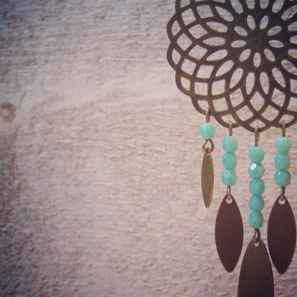 Boucles d'oreilles avec estampe et plumes en laiton et perles facettées Turquoise