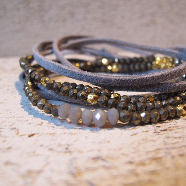 Bracelet multirangs pyrites | perles facettées plaqué or | lien suédine gris, mordoré | Esprit bohème & gipsy | Cadeau Noël | Cadeau Femme |