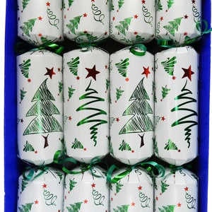 Peut inclure: Une boîte de crackers de Noël. Chaque cracker est blanc avec un motif de sapin de Noël vert et une étoile rouge. Les crackers sont attachés avec un ruban vert et sont dans une boîte bleue. Décorations de vacances festives.