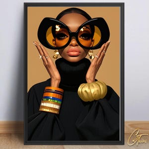 Puede incluir: Impresión artística enmarcada que presenta a una mujer elegante con gafas de sol negras grandes y joyas doradas. Lleva un cuello alto negro y pulseras. La obra de arte tiene una paleta de colores cálidos con un fondo beige.