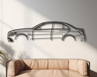 Puede incluir: Una pieza de arte mural de metal que representa una silueta de coche, montada en una pared blanca sobre un sofá beige. La habitación cuenta con suelos de madera noble, plantas en macetas y una gran ventana. El arte del coche es un diseño moderno y minimalista.