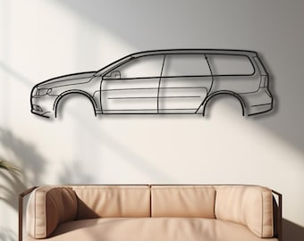 Puede incluir: Una pieza de arte mural de metal que representa el perfil lateral de un familiar. La obra de arte es un diseño minimalista, renderizado en un color oscuro y montado en una pared de color claro. El contorno del coche está completo, sin las ruedas. La escena incluye un sofá y plantas.