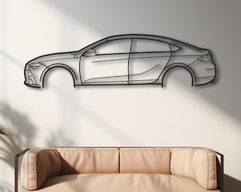 Puede incluir: Una pieza de arte mural de metal negro que representa el contorno de un coche, montada en una pared blanca. La habitación es moderna, con un sofá beige, plantas en macetas y una gran ventana. La obra de arte es minimalista.
