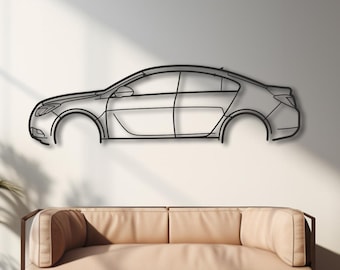 Puede incluir: Una obra de arte mural de metal negro con el contorno de un coche. La obra de arte está montada en una pared blanca sobre un sofá beige. La habitación tiene suelos de madera y dos plantas en macetas. El contorno del coche es un diseño moderno y minimalista.