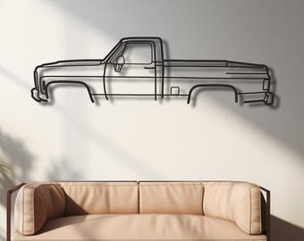 Puede incluir: Un letrero de madera hecho a mano con la palabra "Welcome" en una fuente juguetona. El letrero pintado de blanco tiene un acabado envejecido y un pequeño corazón decorativo. Para uso interior o exterior.