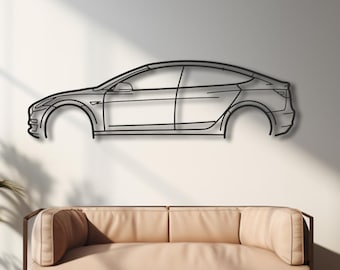 Puede incluir: Una pieza de arte mural de metal negro que representa el perfil lateral de un coche, montada en una pared blanca. La obra de arte está encima de un sofá marrón claro con un marco de metal oscuro. Dos plantas en maceta flanquean el sofá.
