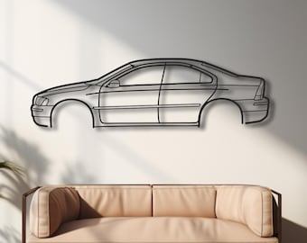 Puede incluir: Una pieza de arte mural de contorno de coche de metal negro. La obra de arte está montada en una pared blanca sobre un sofá beige. La habitación tiene pisos de madera y dos plantas en macetas. El contorno del coche es un diseño moderno y minimalista.