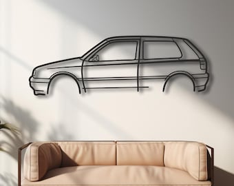 Puede incluir: Una pieza de arte mural de metal negro que presenta la silueta de contorno minimalista de un coche hatchback. El diseño captura el perfil lateral del vehículo, incluyendo las ventanas, la línea del techo y los paneles de la carrocería en alambre.