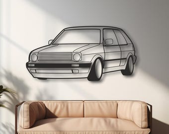 Puede incluir: Una pieza de arte mural de metal que representa un coche clásico en un estilo minimalista. La obra de arte es un diseño monocromático, con la silueta del coche en un color claro sobre una pared blanca. El coche está montado encima de un sofá beige.