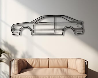 Puede incluir: Una pieza de arte mural de metal que representa el perfil lateral de un coche. La obra de arte es un diseño minimalista, en color gris plateado, montada en una pared blanca sobre un sofá beige. La habitación tiene suelos de madera y plantas en macetas.