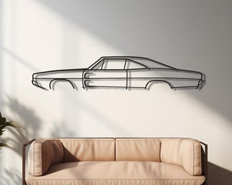 Puede incluir: Una pieza de arte mural de metal que representa la silueta de un coche clásico. La obra de arte está montada en una pared blanca sobre un sofá beige. La habitación tiene pisos de madera y plantas en macetas, creando un diseño interior moderno.