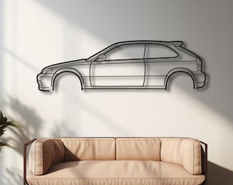 Puede incluir: Una pieza de arte mural minimalista de metal que representa el perfil lateral de un coche, montada en una pared blanca. La obra de arte está encima de un sofá beige con un marco de metal oscuro. Dos plantas en macetas flanquean el sofá.