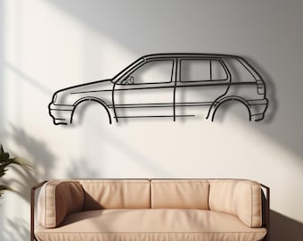 Puede incluir: Una pieza de arte mural de metal negro que presenta la silueta de contorno minimalista de un coche hatchback. El diseño captura el perfil lateral del vehículo, incluyendo las ventanas, los paneles de las puertas y los pasos de rueda.