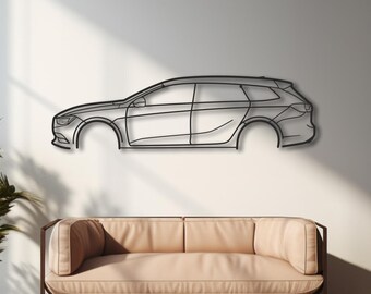Puede incluir: Una obra de arte mural de metal negro que representa el contorno de un coche familiar. La obra de arte está montada en una pared blanca sobre un sofá beige. También se ven dos plantas en macetas y una ventana grande.