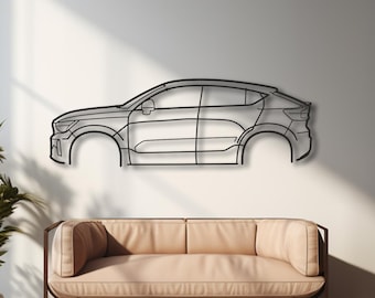 Puede incluir: Un salón moderno con un arte mural de contorno de coche de metal sobre un sofá beige. La habitación tiene pisos de madera, dos plantas en macetas y una ventana grande. El arte del coche es un diseño minimalista.