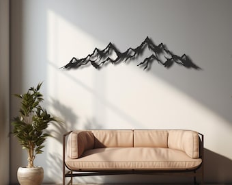 Puede incluir: Decoración mural de metal negro con forma de cordillera, montada sobre un sofá marrón claro. La habitación tiene un diseño moderno con una gran ventana, suelo de madera y plantas en macetas.