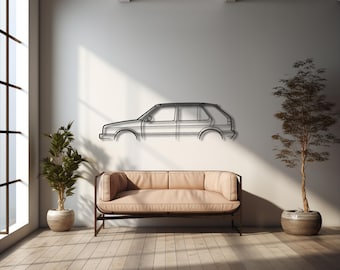 Puede incluir: Una pieza de arte mural de metal negro que presenta el contorno minimalista de un coche hatchback. El diseño captura el perfil lateral del vehículo, incluyendo las ventanas, los marcos de las puertas y los pasos de rueda, en líneas negras.