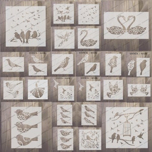 Könnte beinhalten: Ein Set mit 18 Vogelschablonen zum Basteln und Dekorieren. Die Schablonen zeigen verschiedene Vogelmotive, darunter fliegende Vögel, Vögel auf Ästen und Vögel in Käfigen. Die Schablonen sind aus strapazierfähigem Kunststoff und wiederverwendbar.