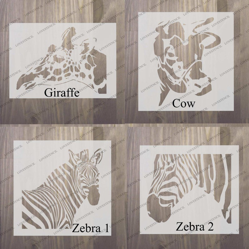 Peut inclure: Quatre pochoirs sur un fond en bois. Les pochoirs sont pour une girafe, une vache et deux mod&egrave;les de z&egrave;bres diff&eacute;rents. Les pochoirs sont blancs et sont d&eacute;coup&eacute;s dans une feuille de mat&eacute;riau.