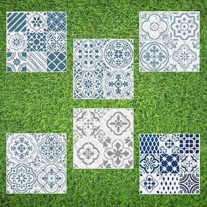 Peut inclure: Six pochoirs de carrelage différents avec des motifs géométriques complexes dans des tons de bleu et de gris. Les pochoirs sont disposés en grille sur un fond de gazon vert.