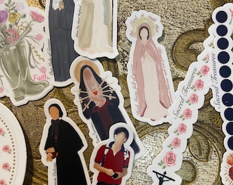 Puede incluir: Una colección de pegatinas de temática religiosa con ilustraciones de Jesús, María y varios santos. Las pegatinas muestran ilustraciones detalladas con paletas de colores suaves e incluyen texto como "Sacred Treasures" y "Our Lady of Sorrows."