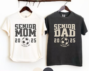Camiseta Comfort Colors a juego para mamás de futbolistas de último año, camiseta para papás de futbolistas de último año, nombre, número y año personalizados, camisetas de fútbol para padres graduados 2025