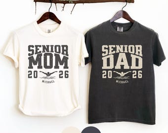 Couleurs confortables, assorties pour les mamans et les papas de jeunes nageurs, T-shirts de natation personnalisés avec nom et année pour les parents de diplômés (promotion 2026)