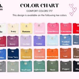 Op de afbeelding: Een kleurenkaart toont een verscheidenheid aan t-shirtkleuren, waaronder wit, ivoor en zwart. De tekst "COLOR CHART" en "COMFORT COLORS 1717" staan bovenaan. De kaart bevat kleuren als karmozijn, bes en orchidee. De tekst "So Pink Custom" staat in de linkerbovenhoek.