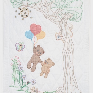 Puede incluir: Edredón blanco bordado con una escena caprichosa con dos osos de peluche sosteniendo globos en forma de corazón. También se representa un árbol, una ardilla y una cesta de picnic. El edredón mide aproximadamente 100 cm por 127 cm.