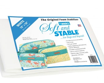 Könnte beinhalten: Weißes Schaumstoff-Stabilisierungsblatt, 45,7 cm x 147 cm, von Annie's Soft and Stable. Die Verpackung zeigt die Verwendung des Produkts für Taschen und darüber hinaus. Es bietet Struktur und Stabilität, ist fest aber dennoch flexibel und maschinenwaschbar.