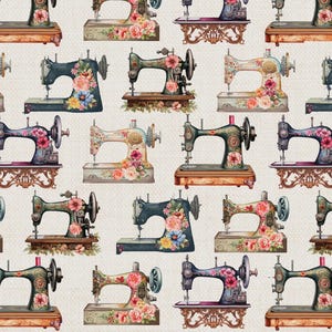 Op de afbeelding: Een herhalend patroon van vintage naaimachines. De machines zijn in verschillende kleuren, waaronder groen, blauw en paars, en zijn versierd met bloemmotieven. De achtergrond is lichtbeige.