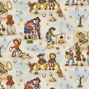 Pode incluir: Padrão repetitivo com ilustrações vintage de cowboys e cowgirls. O design inclui crianças, cavalos, cães, fogueiras, guitarras e cenas de rodeio, em um céu azul claro com estrelas e ferraduras.