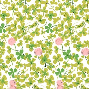 Puede incluir: Tela con fondo blanco con un estampado de tréboles verdes, flores rosas y saltamontes verdes. Los tréboles tienen tres o cuatro hojas. Una regla está en la parte inferior de la imagen, con medidas en centímetros.