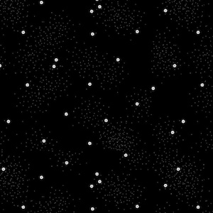 Puede incluir: Tela negra con un patrón de pequeños puntos blancos y grupos de diminutas motas blancas. La tela está marcada con medidas en pulgadas a lo largo del borde inferior, con el texto "Riley Blake Designs" visible.