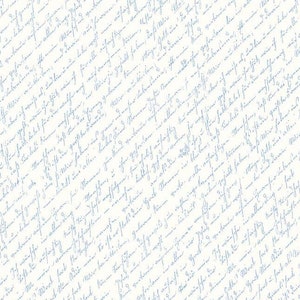 Puede incluir: Tela blanquecina con un patrón repetido de escritura cursiva azul claro. La escritura está escrita en líneas diagonales sobre la tela. La tela está marcada en pulgadas.