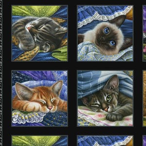 Peut inclure: Panneau de tissu avec six carrés, chacun représentant une illustration détaillée de chats. Les chats sont dans diverses poses, comme dormir ou regarder sous des couvertures. La palette de couleurs comprend des bleus, des violets, des oranges et des gris.