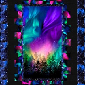 Puede incluir: Un edredón que presenta una vívida representación de la aurora boreal. La imagen central muestra un cielo colorido con tonos de púrpura, verde y rosa sobre un bosque silueteado. El edredón está enmarcado con un borde negro y un patrón azul estrellado.