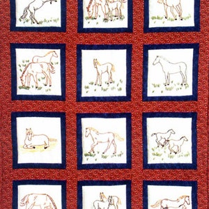 Puede incluir: Un tapiz de pared acolchado con diseños de caballos bordados. Cada cuadrado muestra una pose de caballo diferente, sobre un fondo blanco con un borde azul marino. El fondo es un patrón floral rojo.