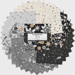 Puede incluir: Disposición circular de cuadrados de tela con estampados florales en tonos negro, gris y crema. El cuadrado central presenta el texto "Cottage Reverie". Los cuadrados de tela están dispuestos radialmente, mostrando varios diseños florales.
