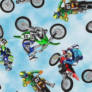 Op de afbeelding: Een herhalend patroon van motorcrossmotoren en -rijders in actie tegen een lichtblauwe lucht. De motoren zijn in verschillende kleuren, waaronder groen, rood en oranje, met rijders die helmen en racekleding dragen. Nummers 07, 29, 52 en 3 zijn zichtbaar.